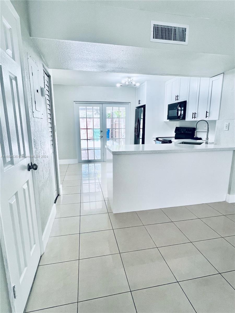 VILLAS UNIVERSITY SQUARE - Residential Lease