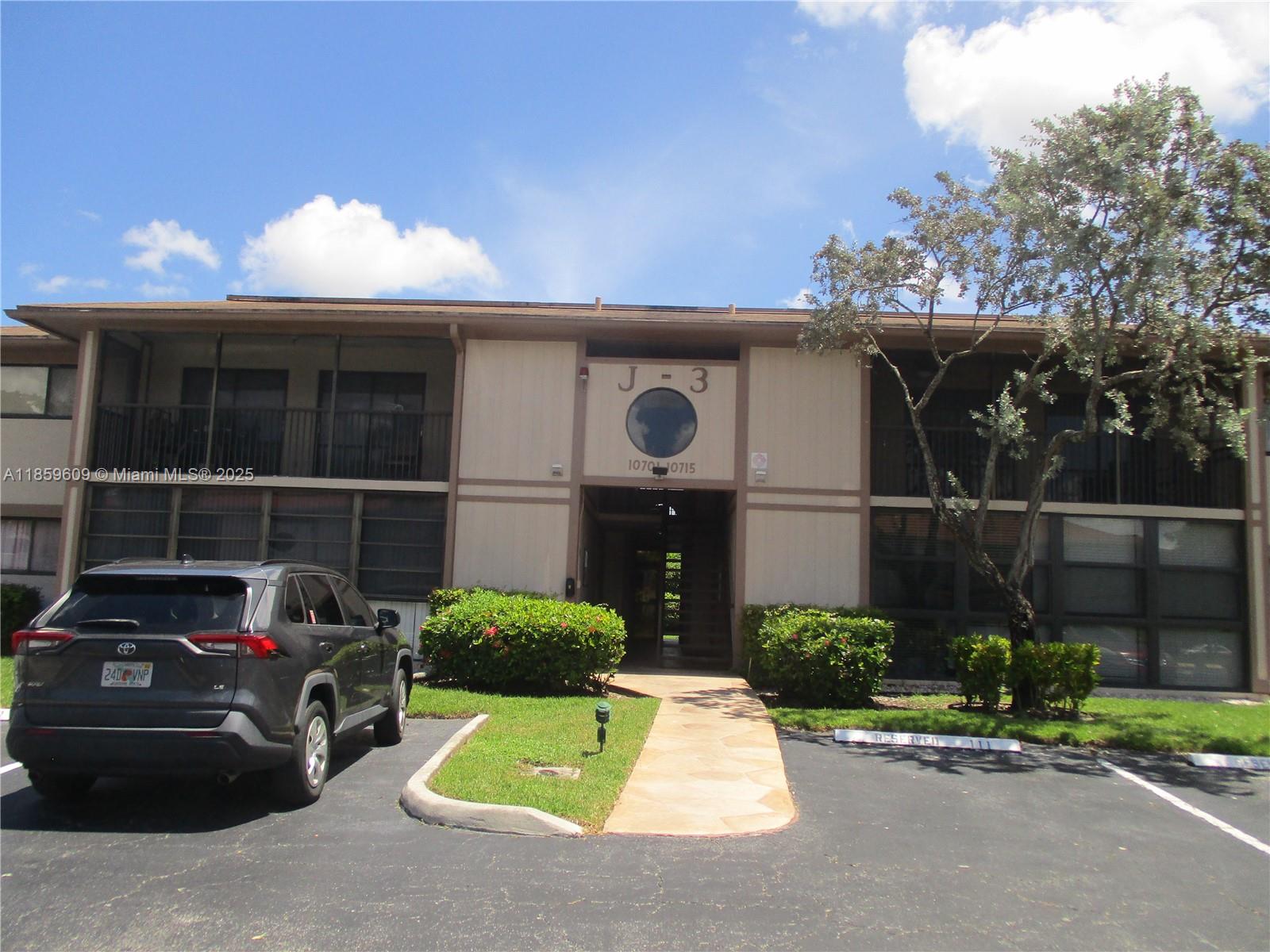 DON'T PASS THIS BY. SECOND FLOOR WITH A LIFT. IMPECCABLY CARED FOR IN MOVE-IN CONDITION. NEWER APPLIANCES, RENOVATED SHOWER IN MAIN BATH, NEWER A/C. LIVE THE KINGS POINT LIFE FOR A VERY REASONABLE PRICE. AMENITIES INCLUDE: FREE BUS TRANSPORTATION TO SHOPPING, CLUBHOUSE AND MORE. CLUBHOUSE HAS MODERN EXERCISE FACILITIES, CERAMICS ROOM , MEETING ROOMS, RECREATION ROOMS GALORE FOR TABLE GAMES, AND OVER 75 CLUBS. TENNIS & PICKLEBALL, FABULOUS PROFESSIONAL SCALE THEATER. LIFE IS DEFINITELY NOT BORING AT KINGS POINT.