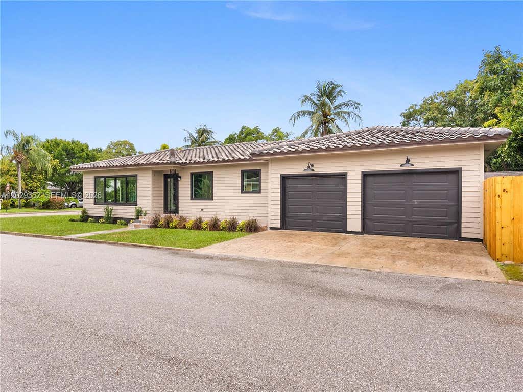 Photo of 801 S Palmway, Lantana, FL 33460 (MLS # A12029352)