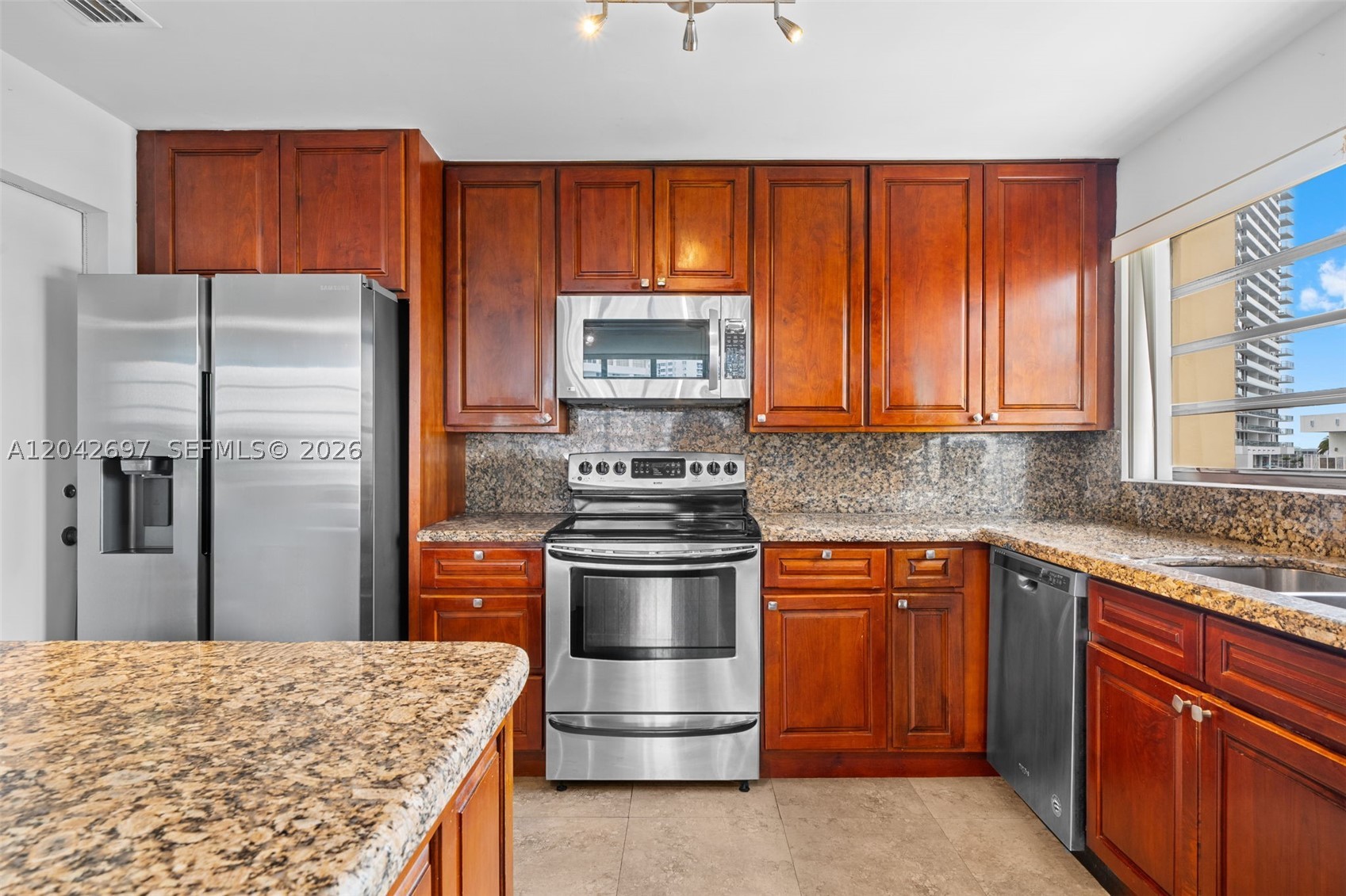 1817 S Ocean Dr PH28