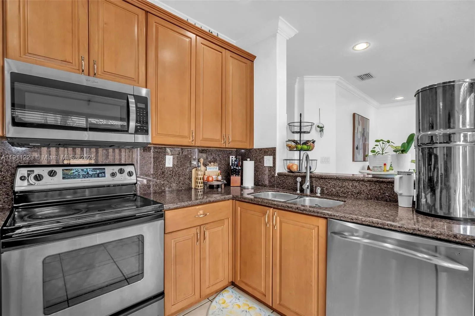 Miami, Florida 33174, United States, 4 Bedrooms Bedrooms, ,3 BathroomsBathrooms,Residential,Active,242262