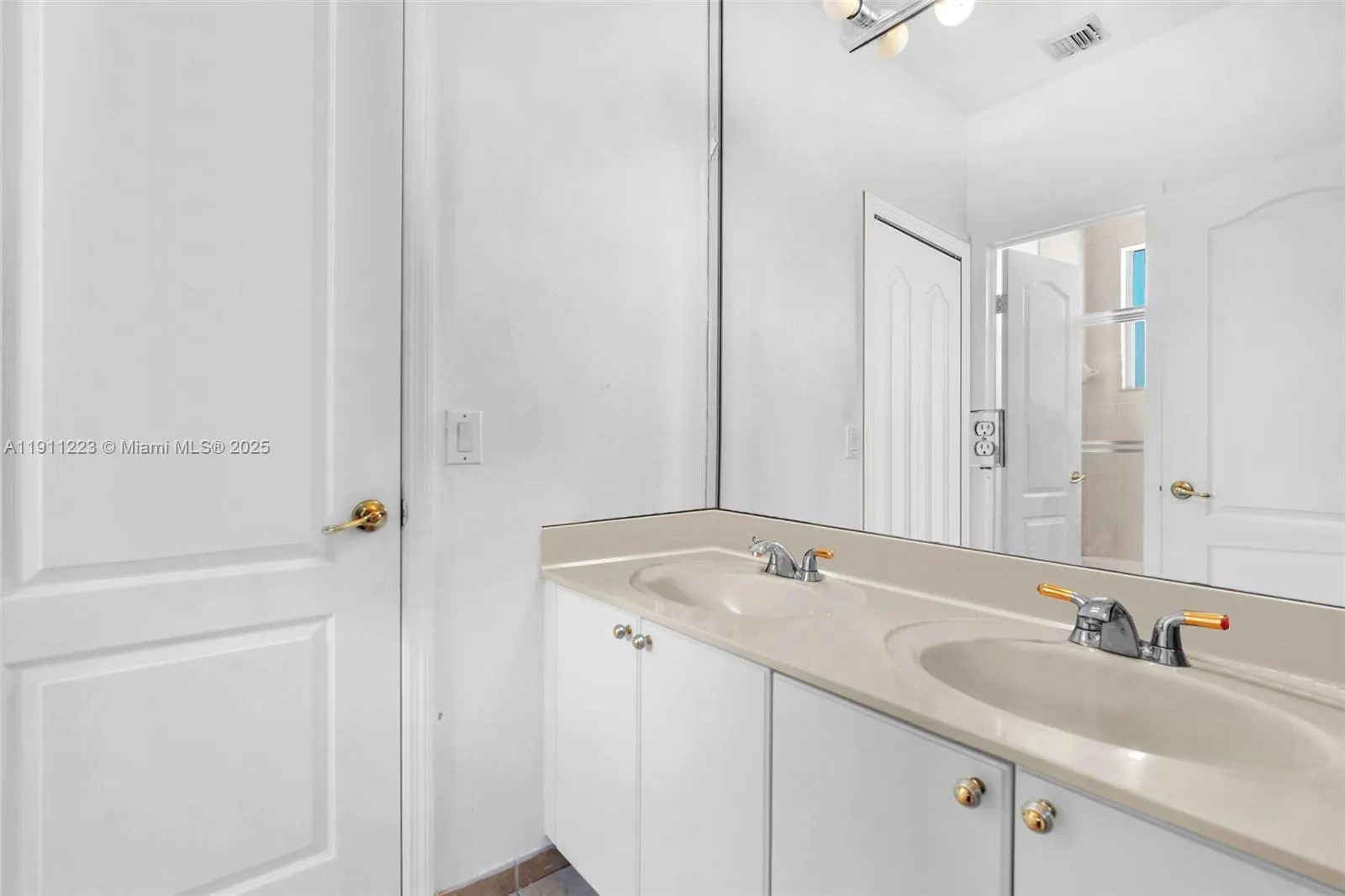 Miami, Florida 33174, United States, 4 Bedrooms Bedrooms, ,3 BathroomsBathrooms,Residential,Active,242262