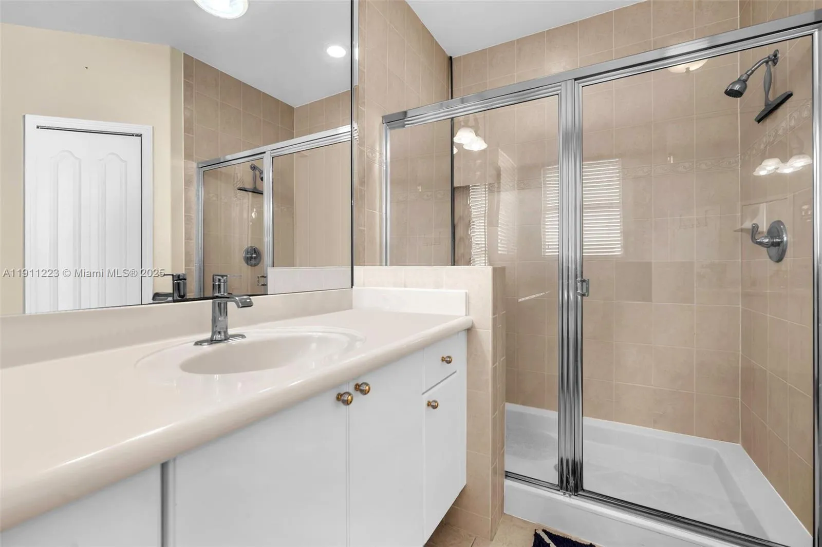 Miami, Florida 33174, United States, 4 Bedrooms Bedrooms, ,3 BathroomsBathrooms,Residential,Active,242262