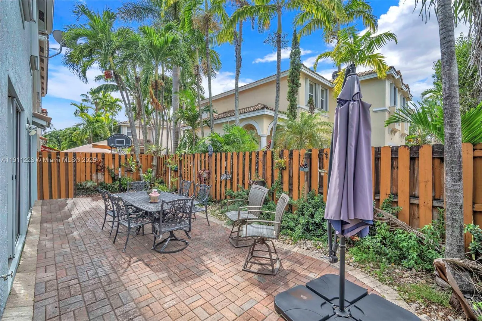 Miami, Florida 33174, United States, 4 Bedrooms Bedrooms, ,3 BathroomsBathrooms,Residential,Active,242262