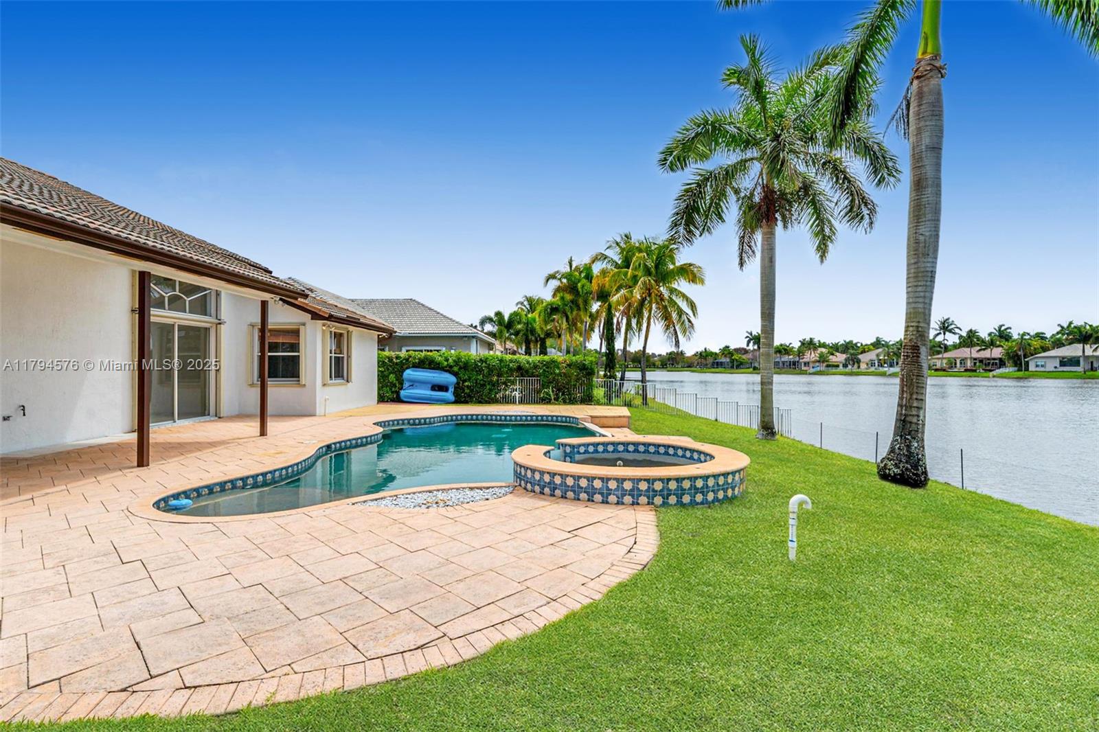 PEMBROKE FALLS - Residential