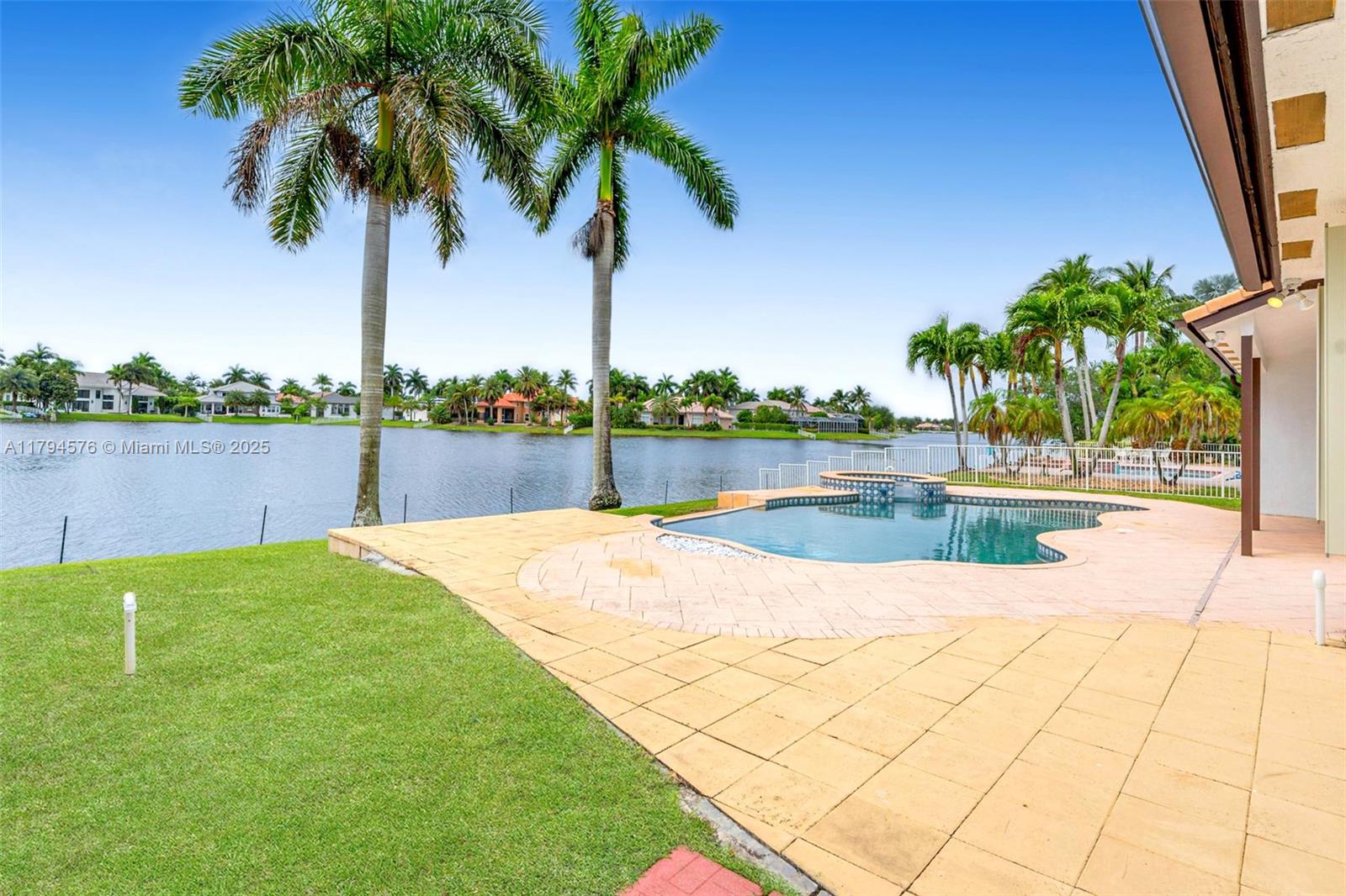PEMBROKE FALLS - Residential