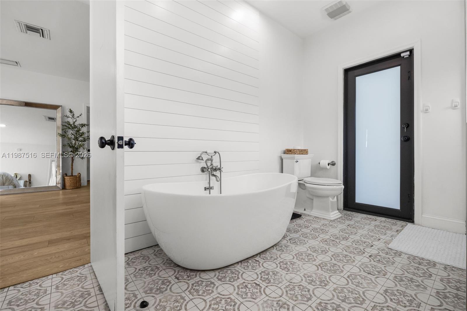 ROYAL PALM HARBOR REPLAT - Residential Lease