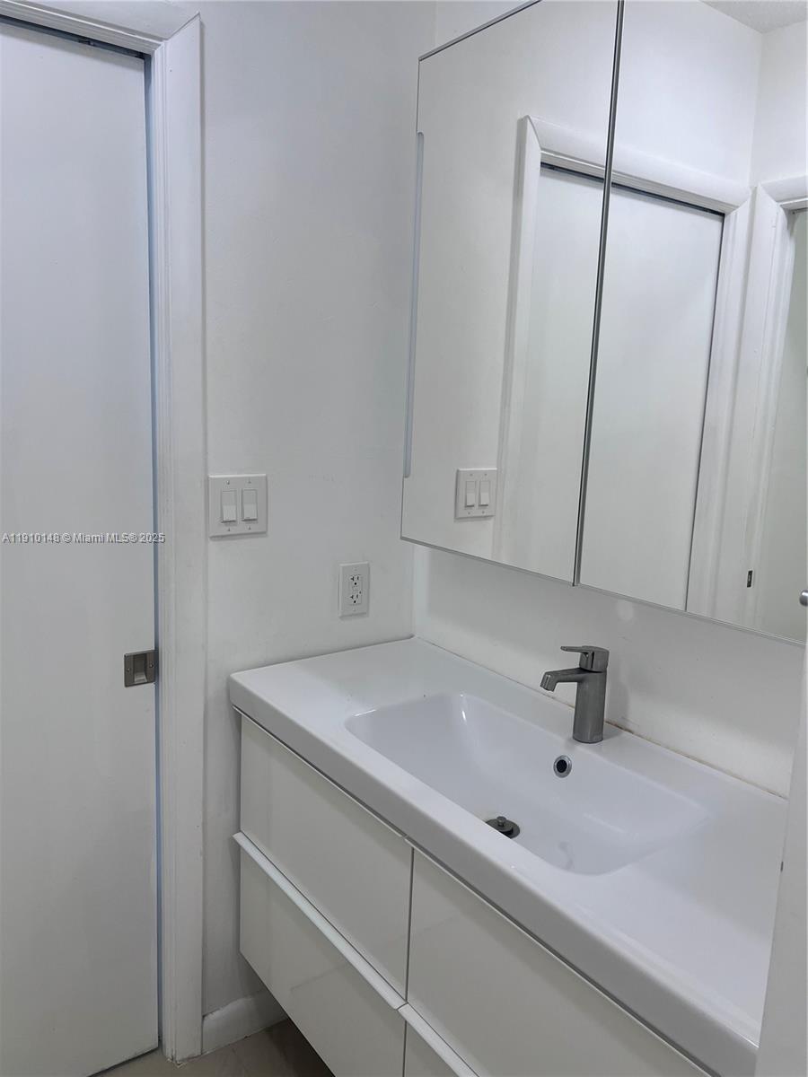 LADO DEL RIO CONDO - Residential Lease