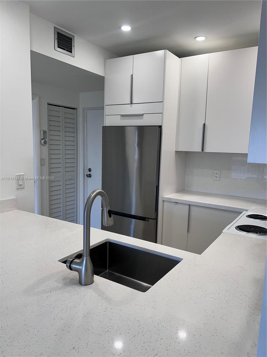 LADO DEL RIO CONDO - Residential Lease