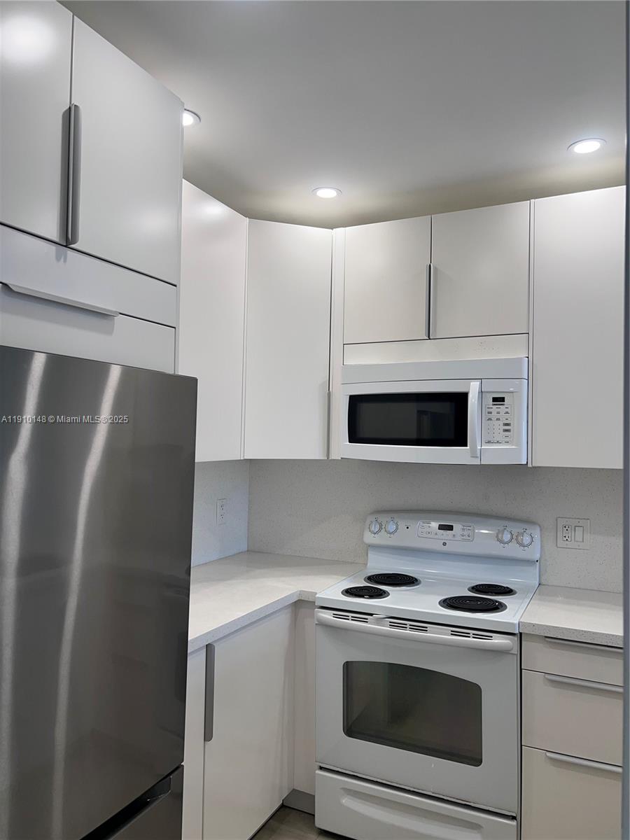 LADO DEL RIO CONDO - Residential Lease