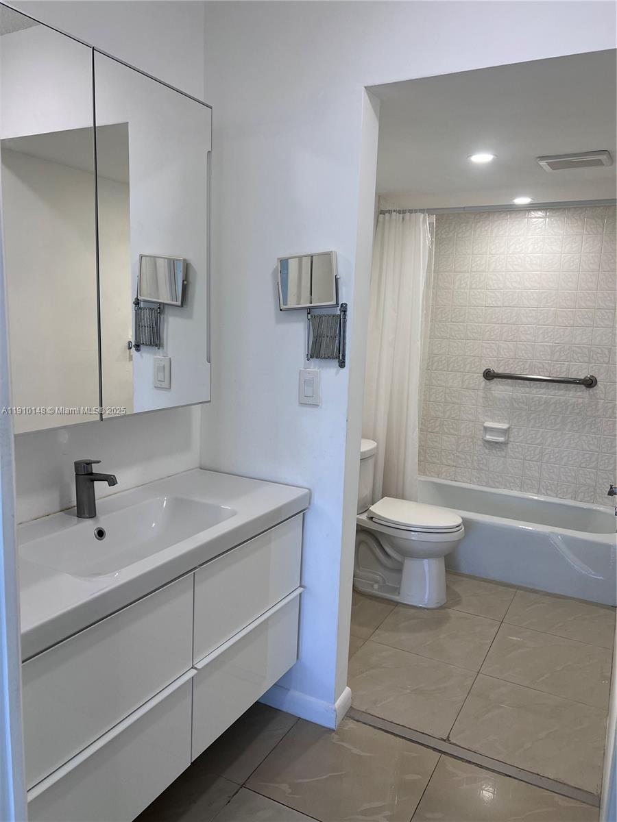 LADO DEL RIO CONDO - Residential Lease