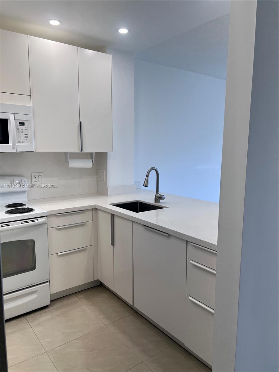 LADO DEL RIO CONDO - Residential Lease