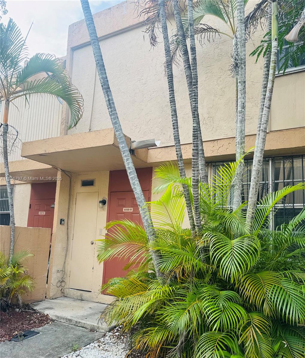 Beautiful Town house in the heart of South Miami!!!! Location is outstanding! 3 full beds, 1 full bathroom and 1 half barthroom. Nice open kitchen, a very light living room. One parking space.