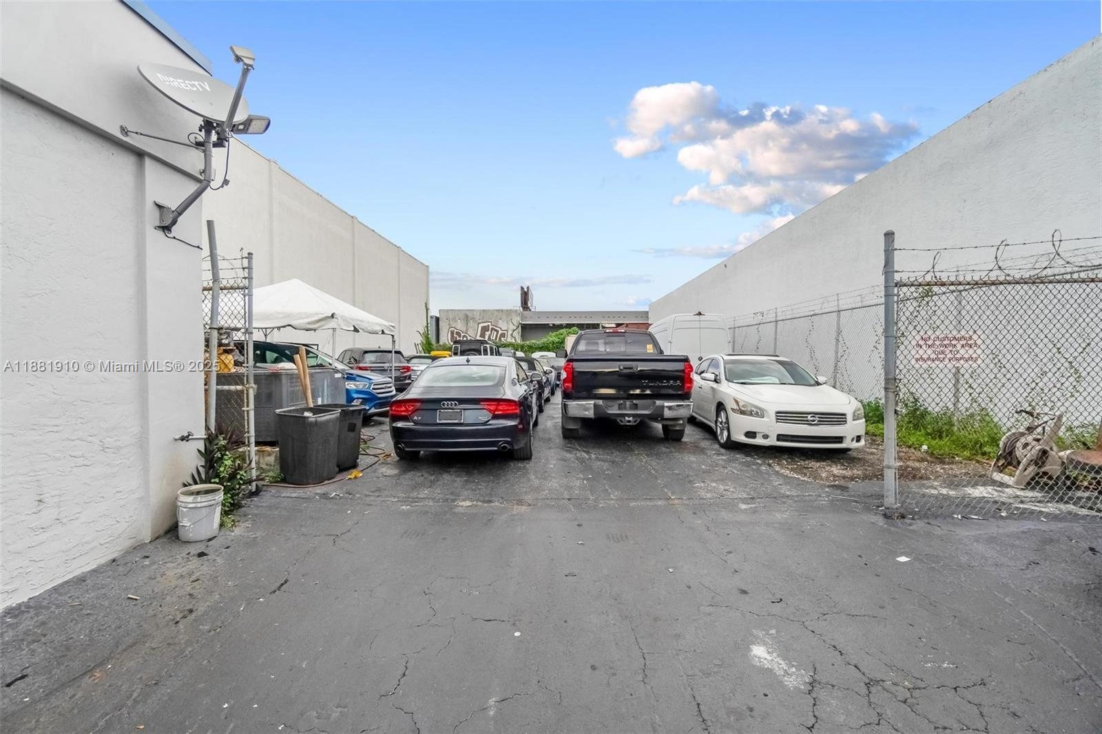 Main image without alt text