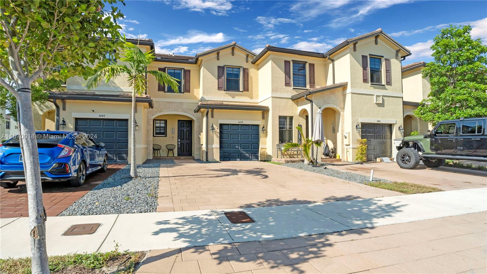 Spectacular 3-bedroom and 2 Bath townhouse for rent with a beautifully landscaped patio and plenty of space in a gated complex. Spacious and modern in Aquabella