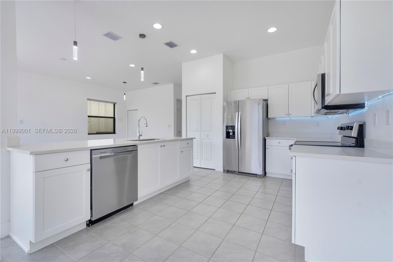 631983 - SILVERWOOD AT AVE - Residential