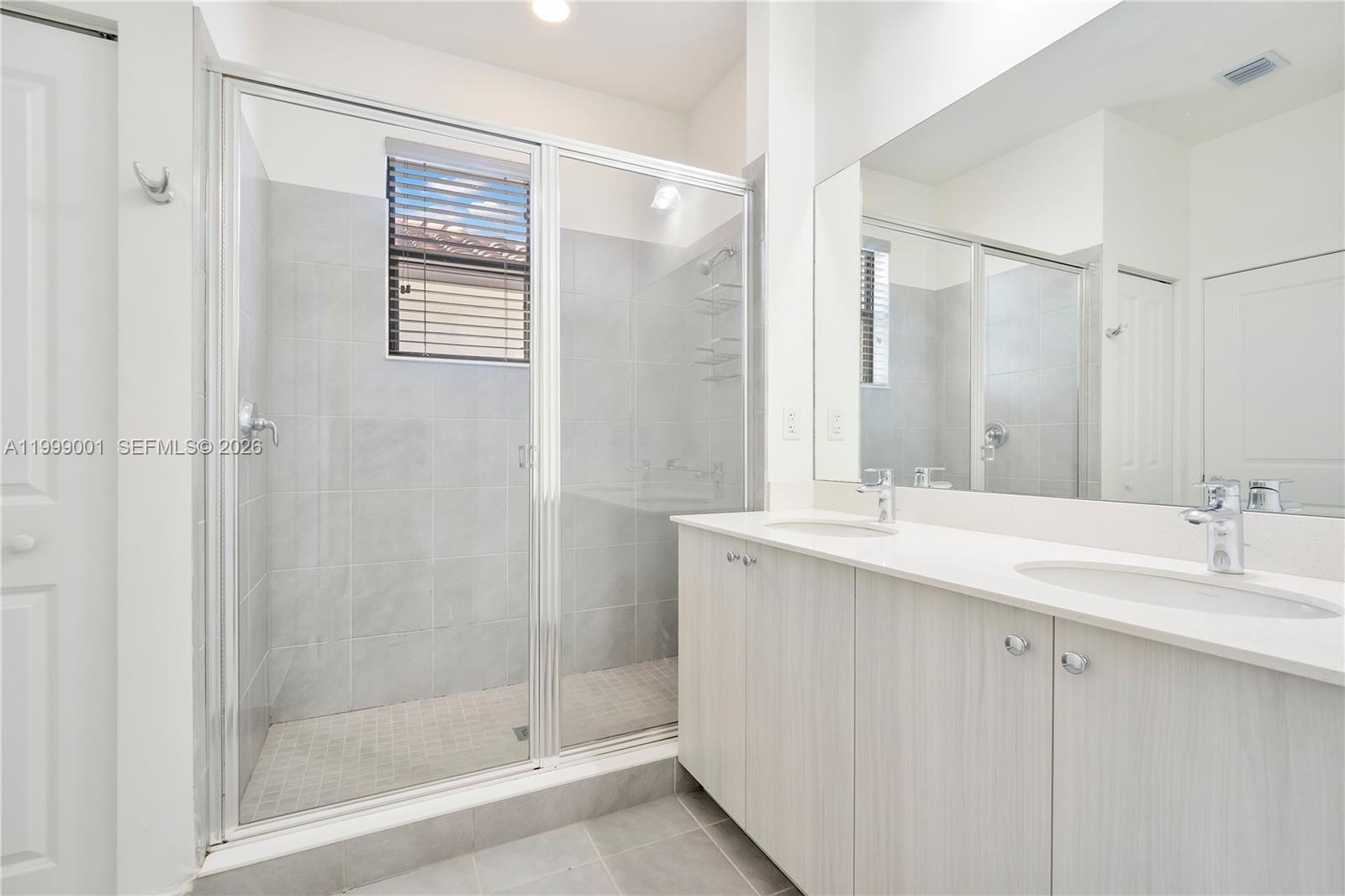 631983 - SILVERWOOD AT AVE - Residential