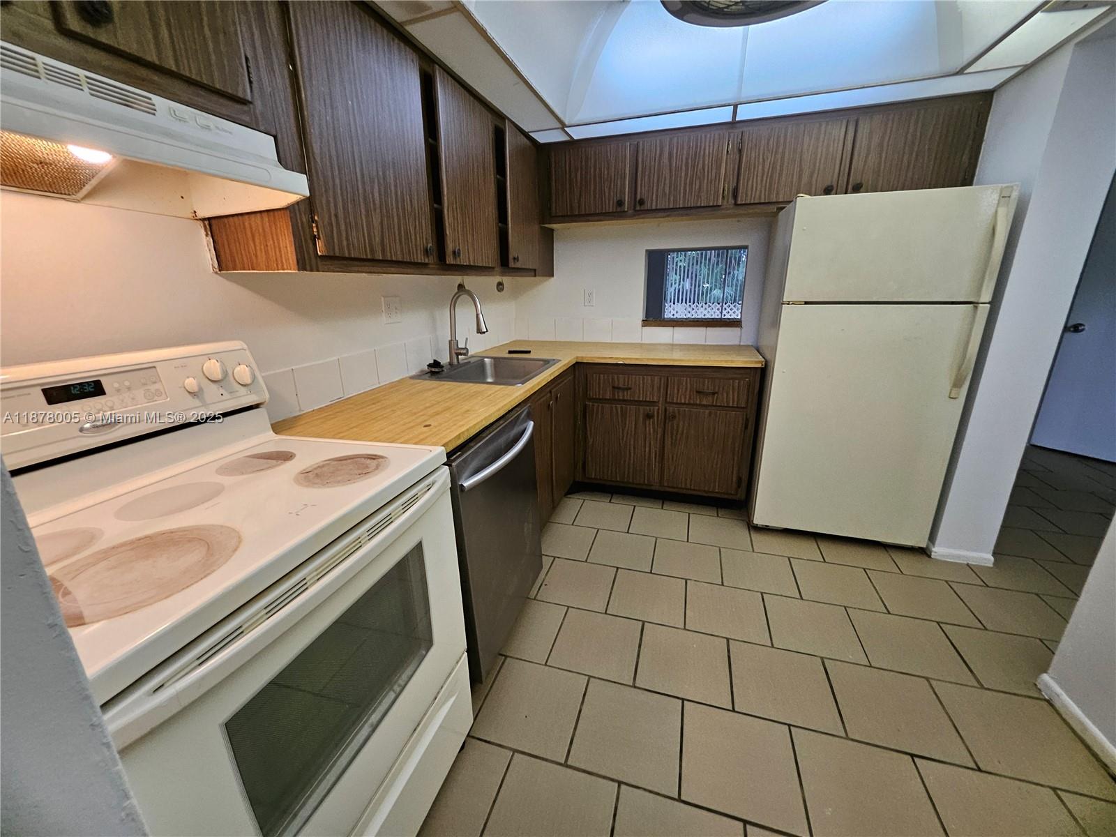 VERSAILLES GARDENS CONDO - Residential Lease