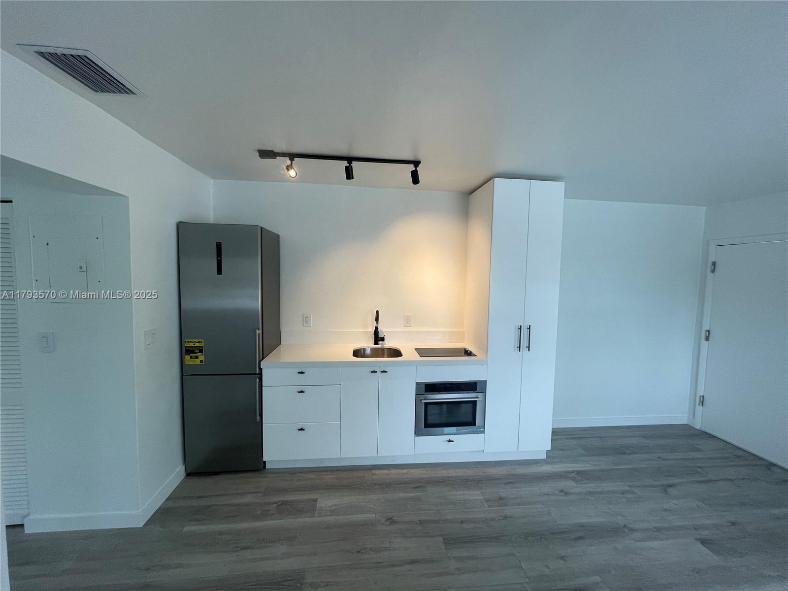 Rental Property at 323 Washington Ave 7, Miami Beach, Miami-Dade County, Florida - Bedrooms: 1 
Bathrooms: 1  - $2,400 MO.