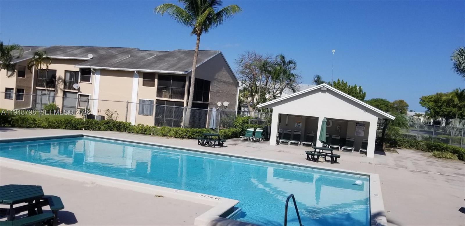 LAKESHORE CONDO #4 - Residential