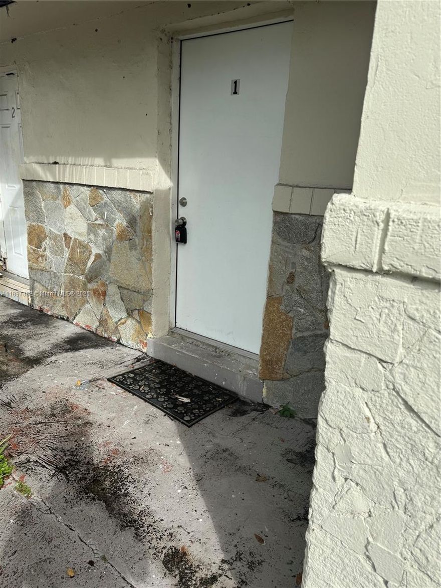 UNBELIEVABLE OPPORTUNITY TO RENT THIS ONE BEDROOM RIGHT OFF OF 21 AVENUE NEAR DILLARD HIGH SCHOOL, SHOPS, BUSINESSES AND MORE. SPACIOUS APARTMENT COME SEE TODAY