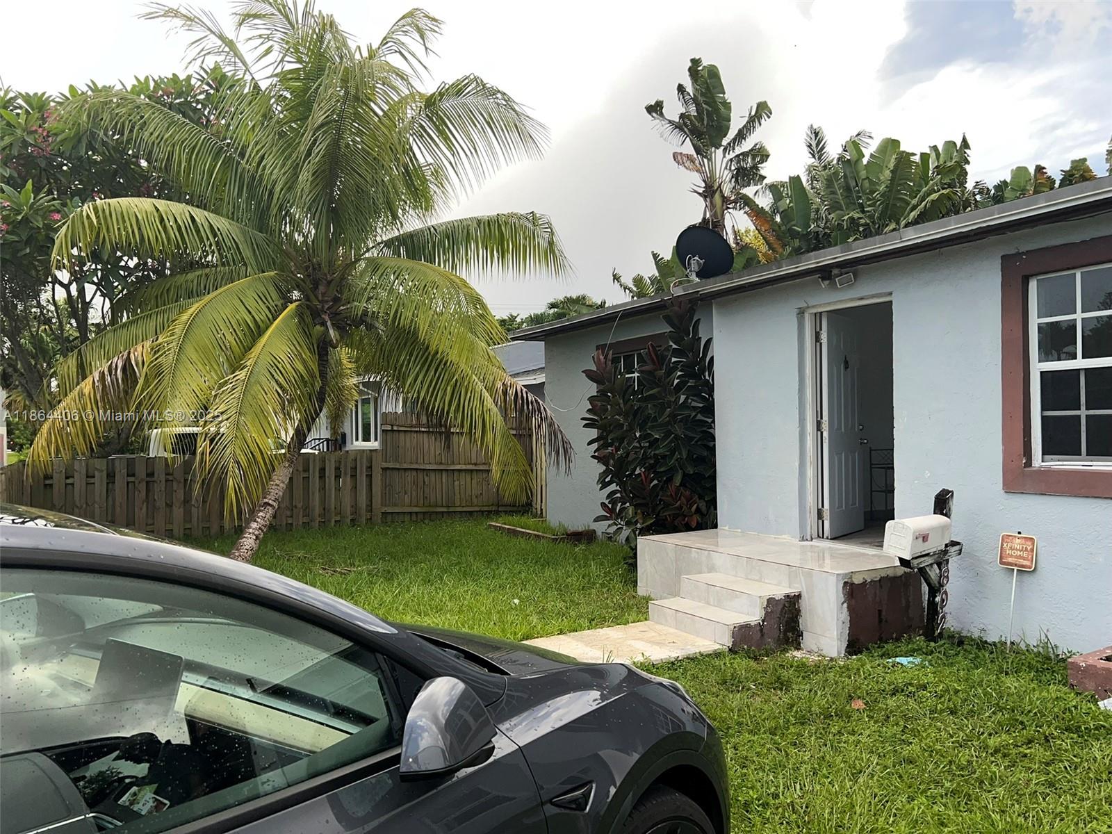 HOLLYWOOD LITTLE RANCHES - Residential