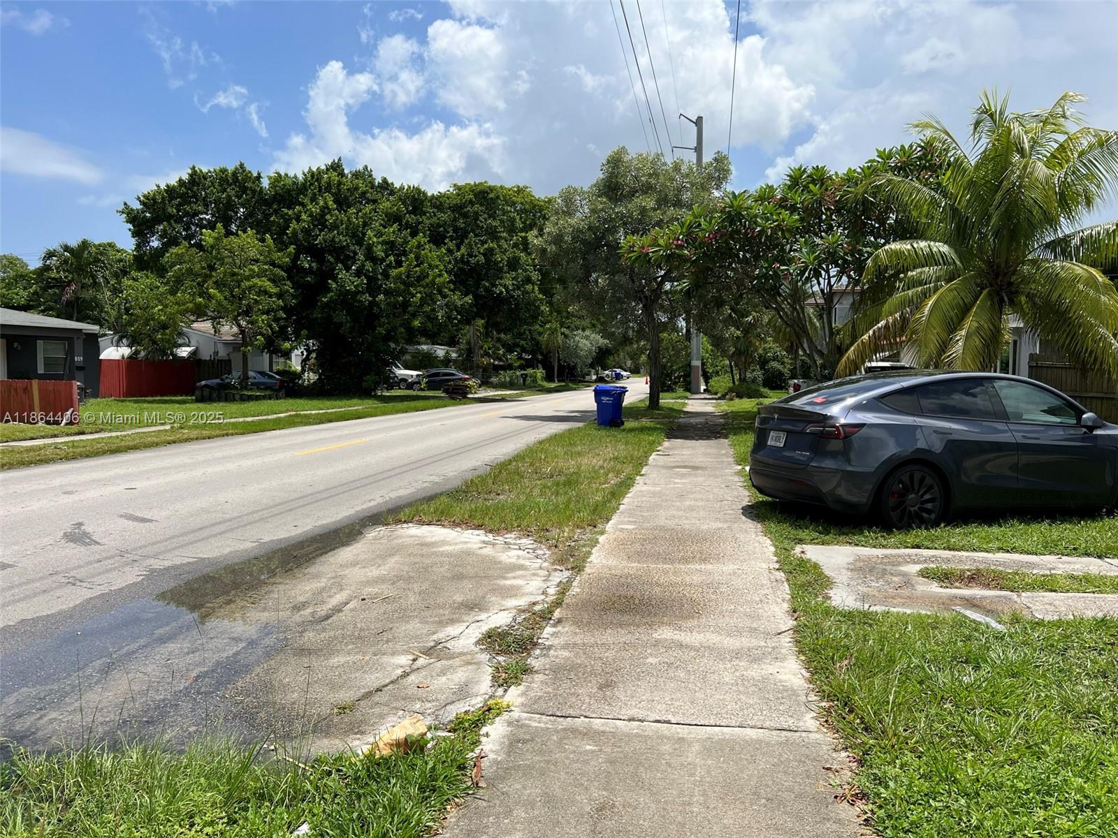 HOLLYWOOD LITTLE RANCHES - Residential