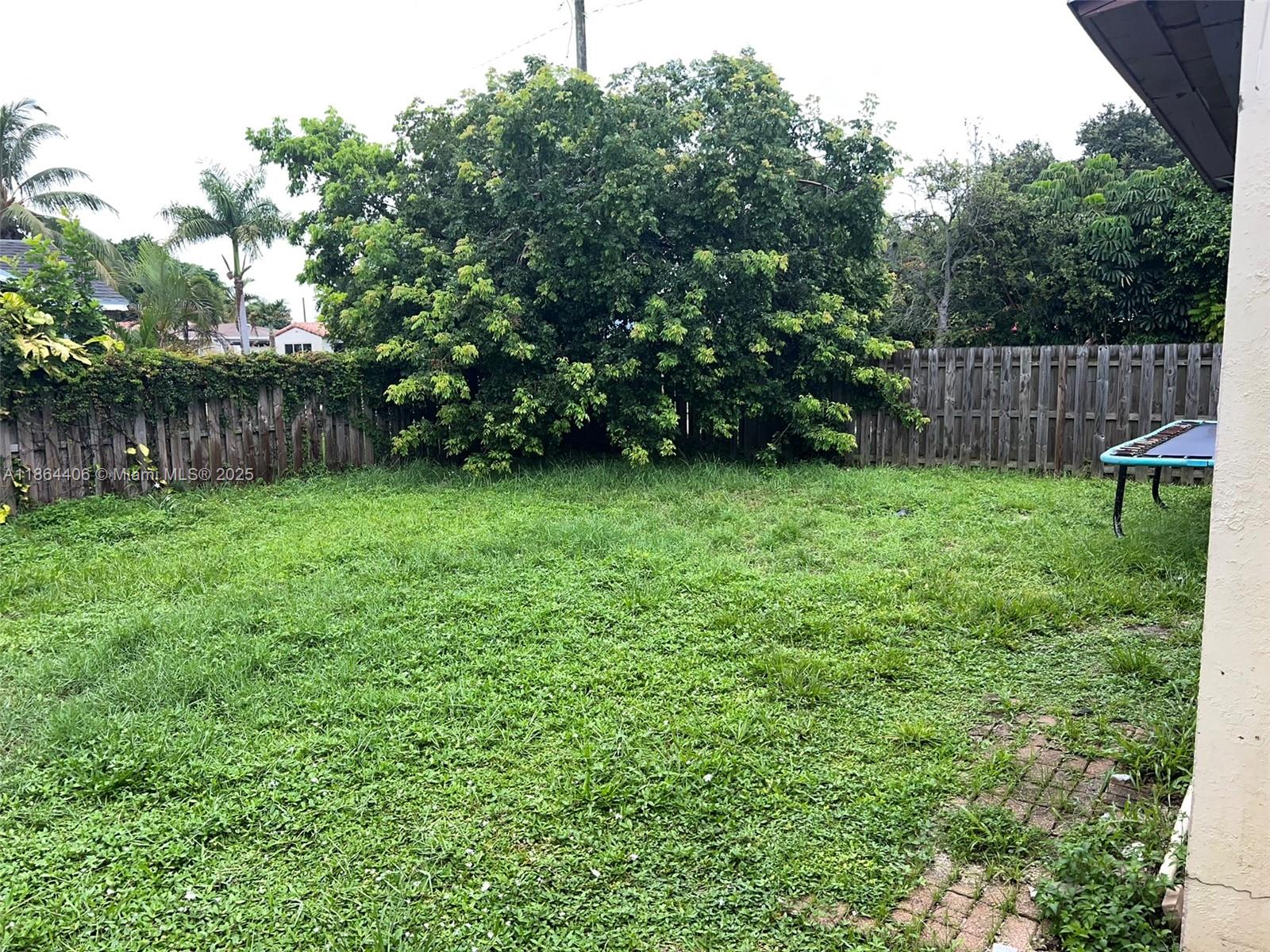 HOLLYWOOD LITTLE RANCHES - Residential