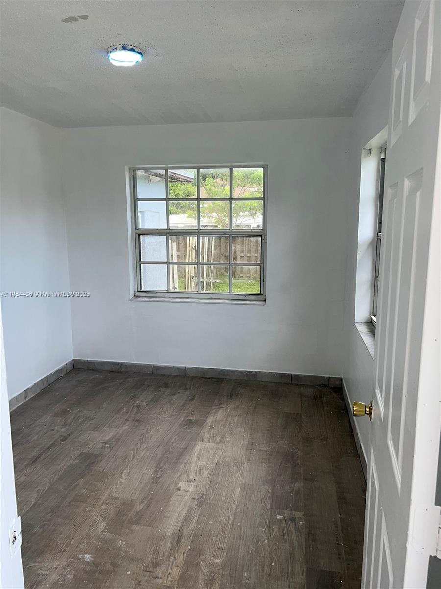 HOLLYWOOD LITTLE RANCHES - Residential