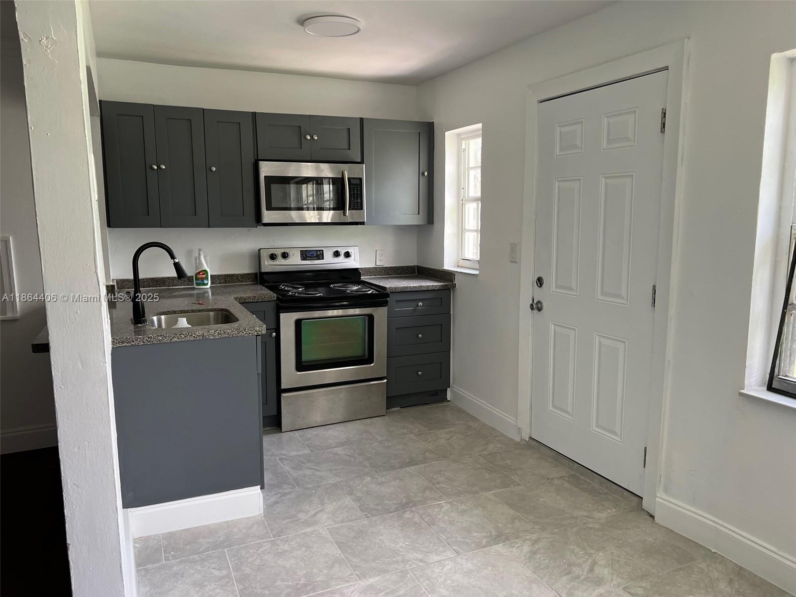 HOLLYWOOD LITTLE RANCHES - Residential