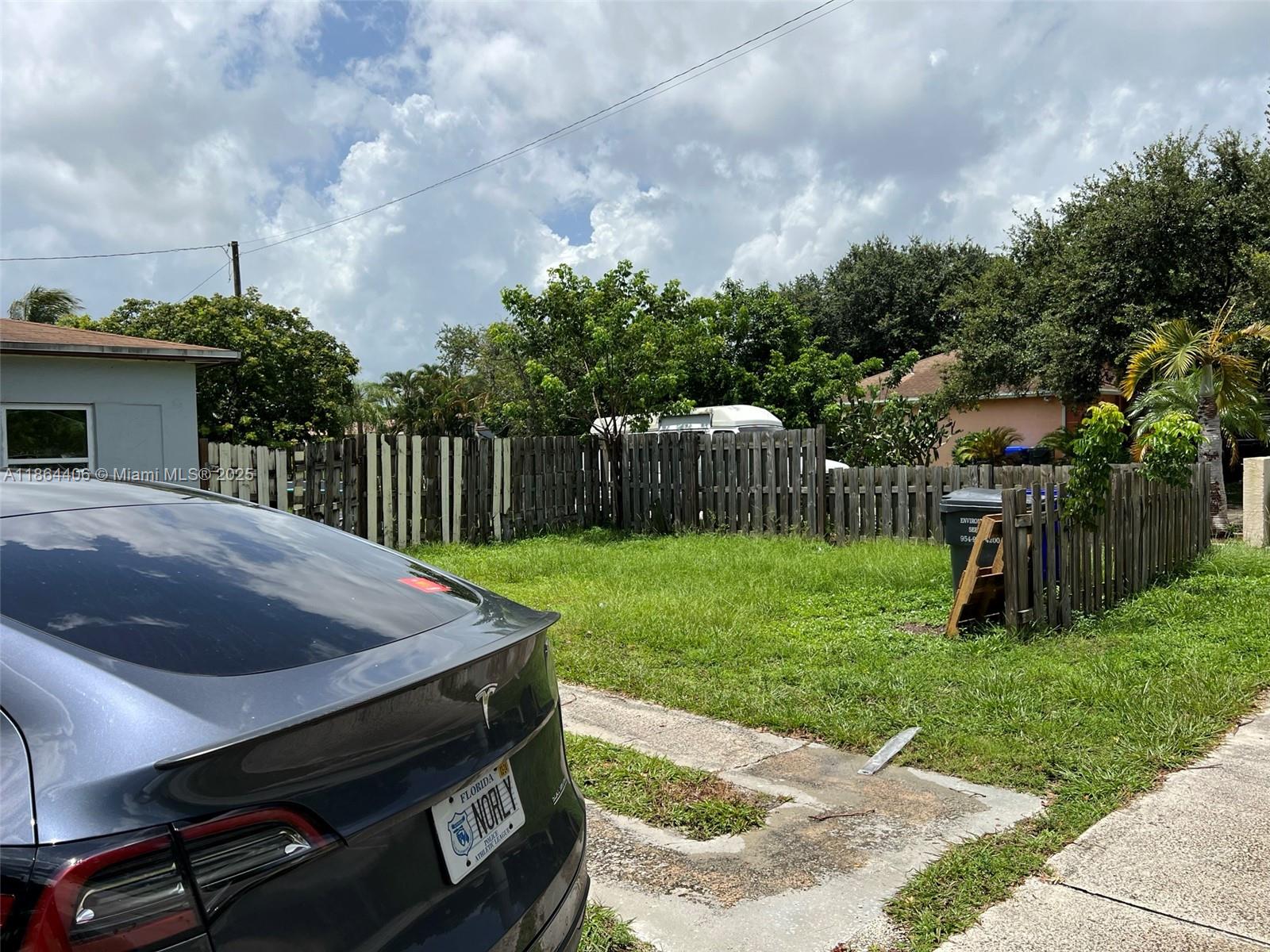 HOLLYWOOD LITTLE RANCHES - Residential