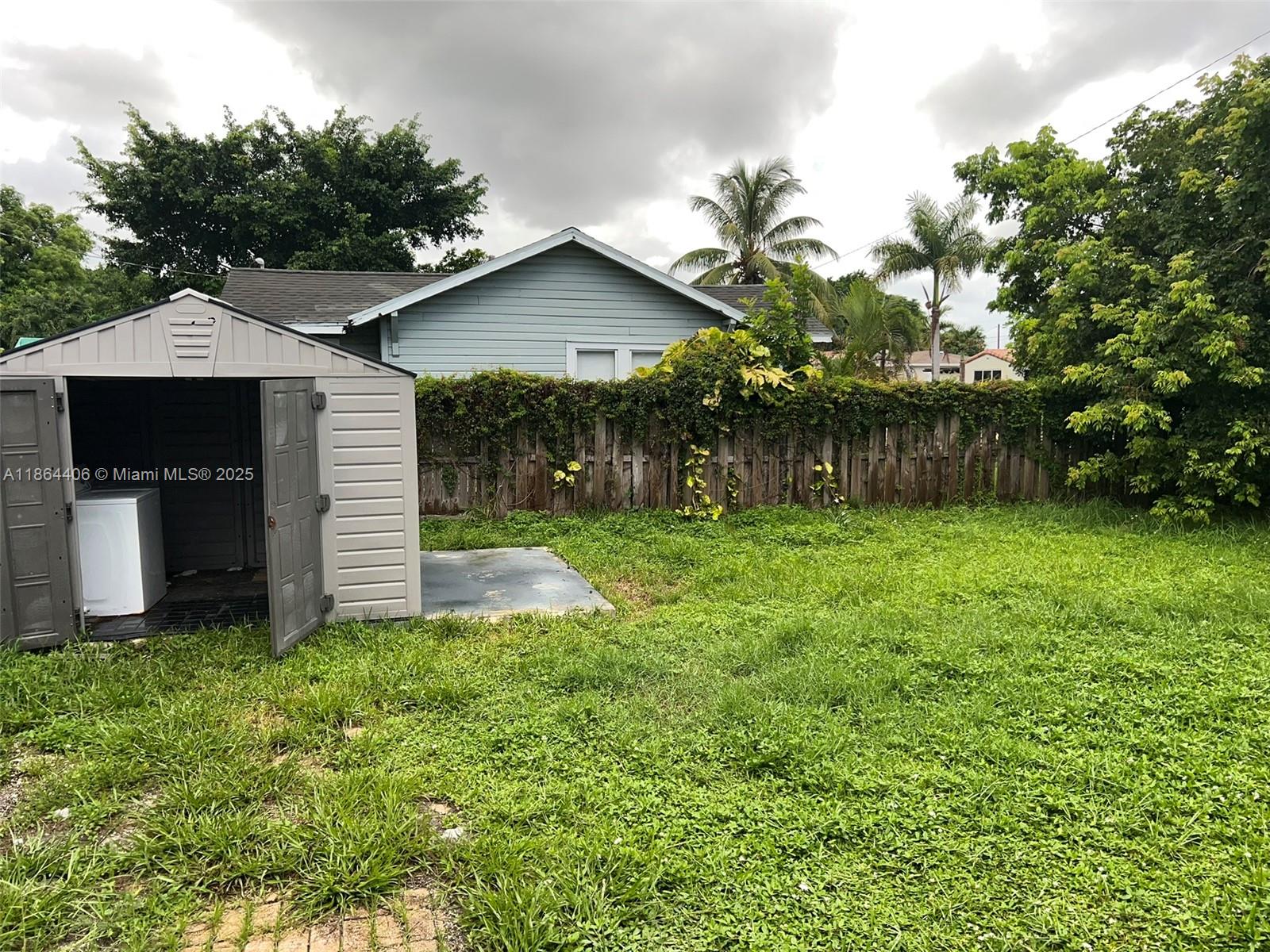 HOLLYWOOD LITTLE RANCHES - Residential