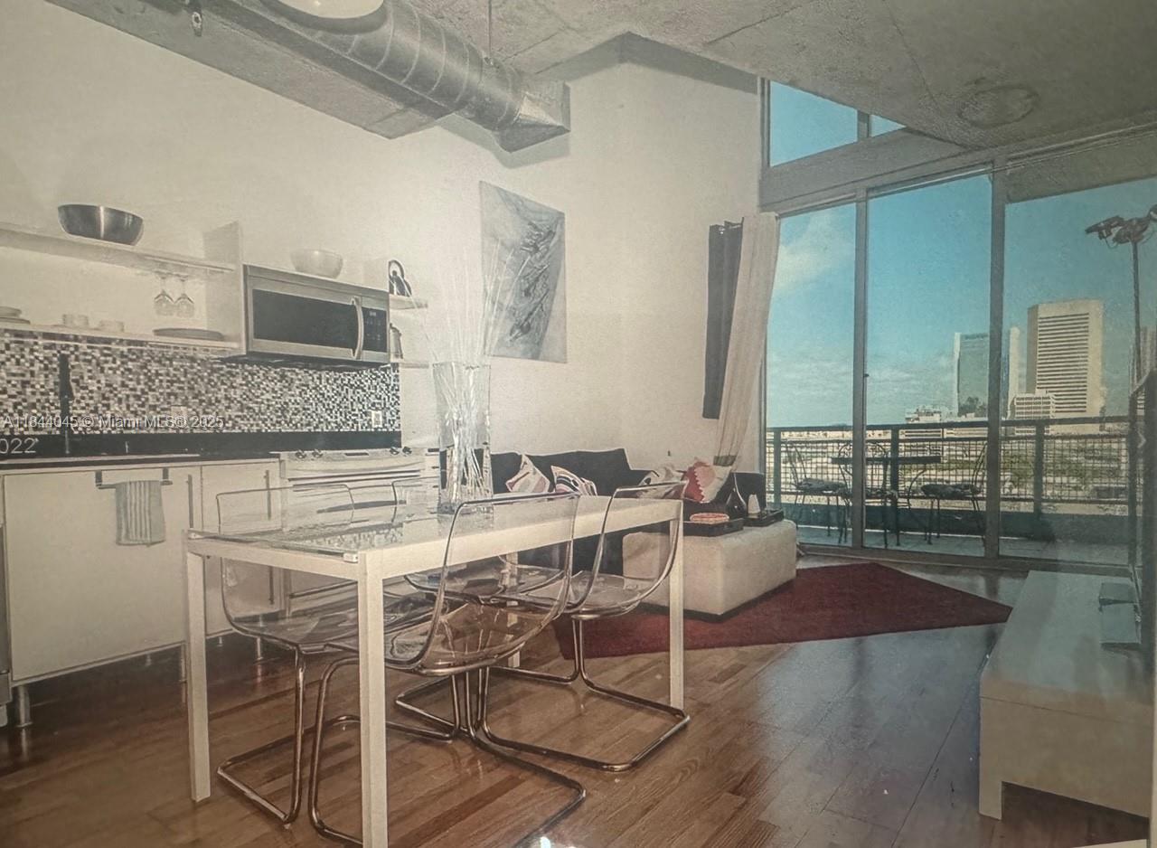 Very spacious unit fully furnished with washer and dryer inside the unit. Nice river views .Prime location with many restaurants arounds . Easy to show .