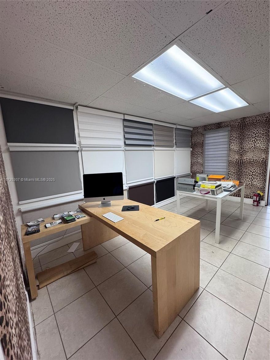 Max Decor / Decofactory is a franchise that manufactures, sells, installs and provides services for home or office remodeling such as: Indoor and Outdoor Curtains, Pergolas, Wall Paper, Closets. The business is sold as part of the franchise's expansion strategy in the sense that for the convenience of the investor, it sets up the operation so that the process is faster. The negotiation include: All furniture, cut fabric table, cut aluminum table, fabrics, aluminum parts and accessories.