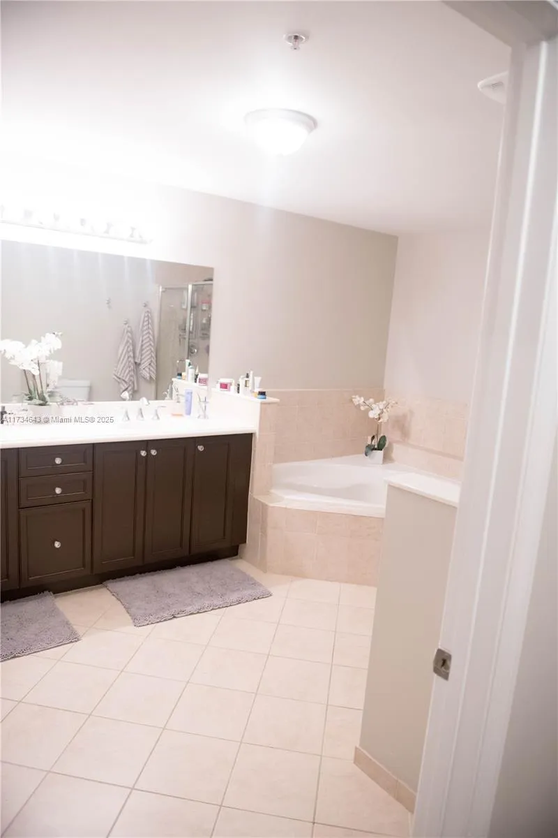 Miami, Florida 33143, United States, 1 Bedroom Bedrooms, ,2 BathroomsBathrooms,Residential,Active,12360