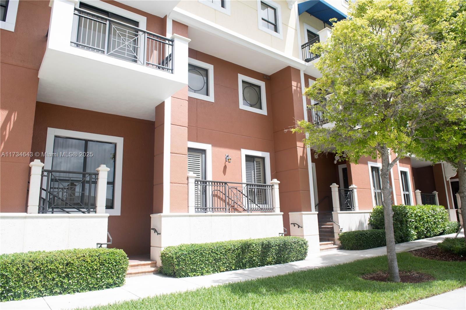 Charming meets modern at this 1 bdrm/ 1.5 bath townhome style, 2 story condo in the Colonnade. Open living area with volume ceiling, dining area and kitchen with eat-in snack bar. Beautiful wood-like tile flooring. Spacious loft-style bedroom upstairs with room for an office or vanity. Wonderful bath with double sinks, separate soaking tub, shower and walk in closet. Street entrance makes it easy to step out and run errands or receive guests. Fantastic amenities include swimming pool, sauna, jacuzzi, fitness center and 24-hour secure lobby with attendant. 1 assigned garage parking space plus guest parking. One block from Dadeland Mall, Dadeland Station and close to the Palmetto and US1, makes this the most conveniently located building in the area. Leased through March 2025.