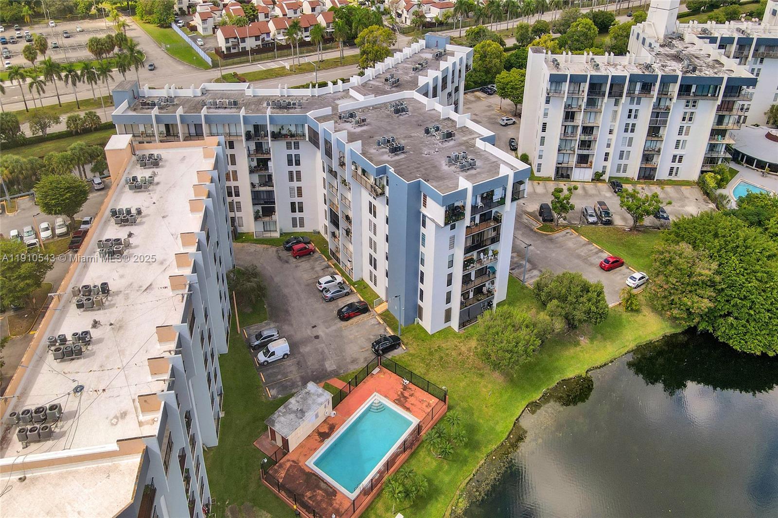 GOLFVIEW CL FONTAINEBLEAU - Residential