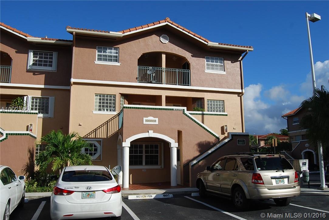 NICE CONDO IN THE QUIET AREA OF HAMMOCKS. SPACIOUS AND BRIGHT, EACH BEDROOM WITH BATHROOM INSIDE, WASHER AND DRYER, PARKING SPACE, IMPECCABLE CONDITIONS AND MUCH MORE...
