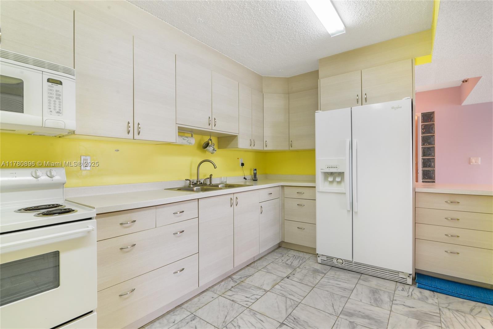 9341 Collins Ave 903