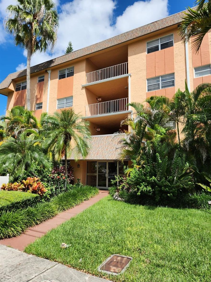 Excellent Location apartment of 2/2 in prestige Dadeland area. Water and basic cable is included. The picture for the kitchen was the previous one, it is remodeled to a new kitchen completely. Tenants leave this month.