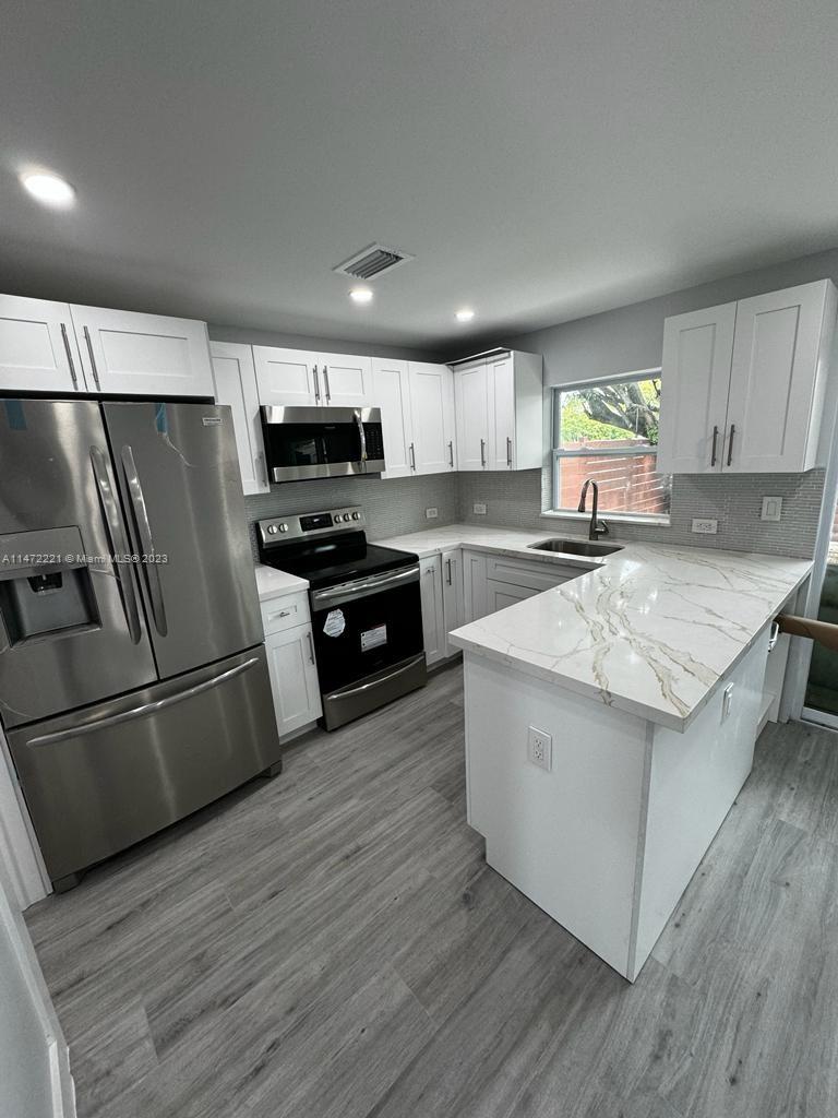 Beautiful 2 bedroom 2 1/2 bathroom centrally located townhouse. New construction just built, modern finishes, balcony overlooking fenced in backyard. NO ASSOCIATION! Next to expressways, ready for move in! Won't last!