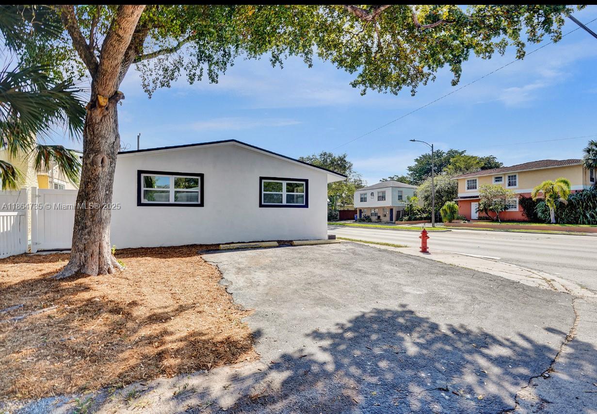***** Beautiful 2/2 Rental – ALL Utilities Included!
Minutes to the beach. Features 3 assigned parking spaces, in-unit washer & dryer, and double entrance for easy grocery access. Rent includes Electricity, Water & Internet. Fast approval, no HOA.
Offered unfurnished, but can be furnished for +$300/month (ideal for relocation).
Requirements: Credit & background check, last 3 bank statements, proof of income, renter’s insurance.
A must-see property with an unbeatable value package and location! Available October 5th. Please contact listing agent at least 24 prior to showing.