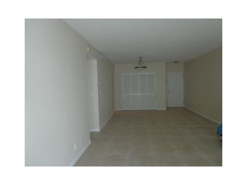 RESIDENCES ON HOLLYWOOD B - Residential Lease