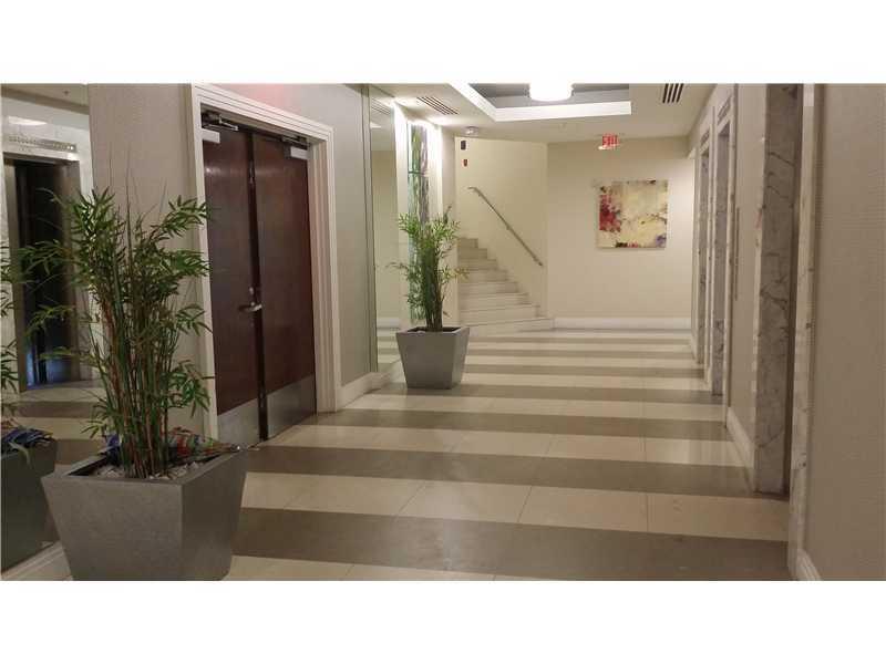 RESIDENCES ON HOLLYWOOD B - Residential Lease