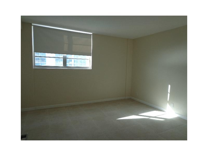 RESIDENCES ON HOLLYWOOD B - Residential Lease