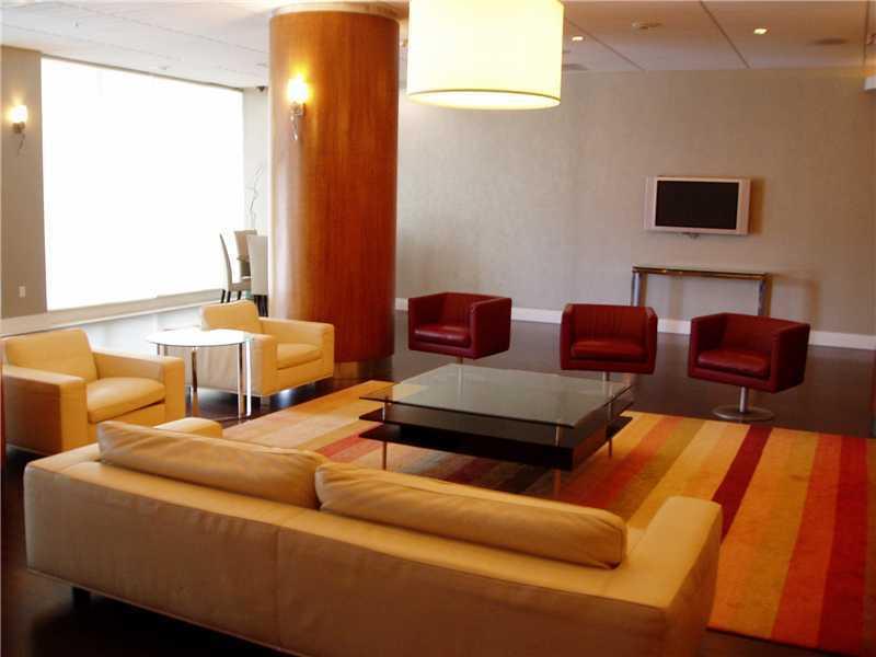 RESIDENCES ON HOLLYWOOD B - Residential Lease