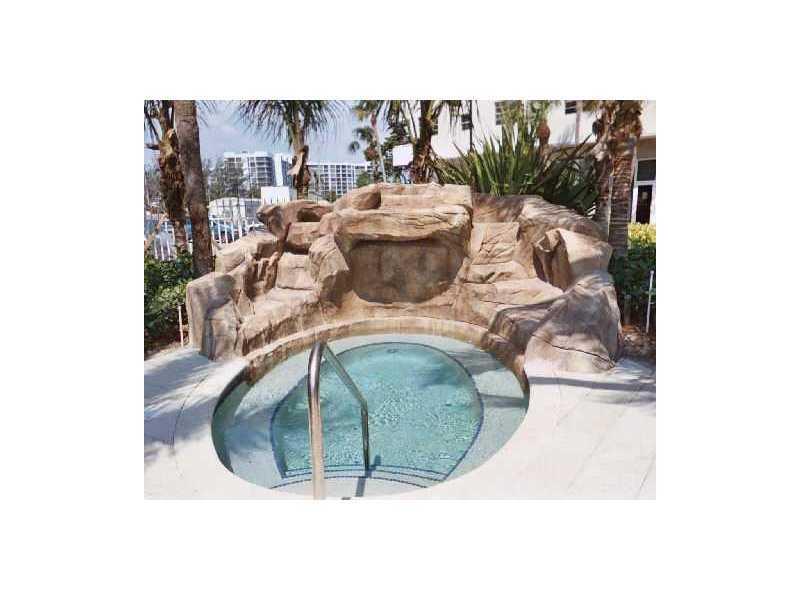 RESIDENCES ON HOLLYWOOD B - Residential Lease