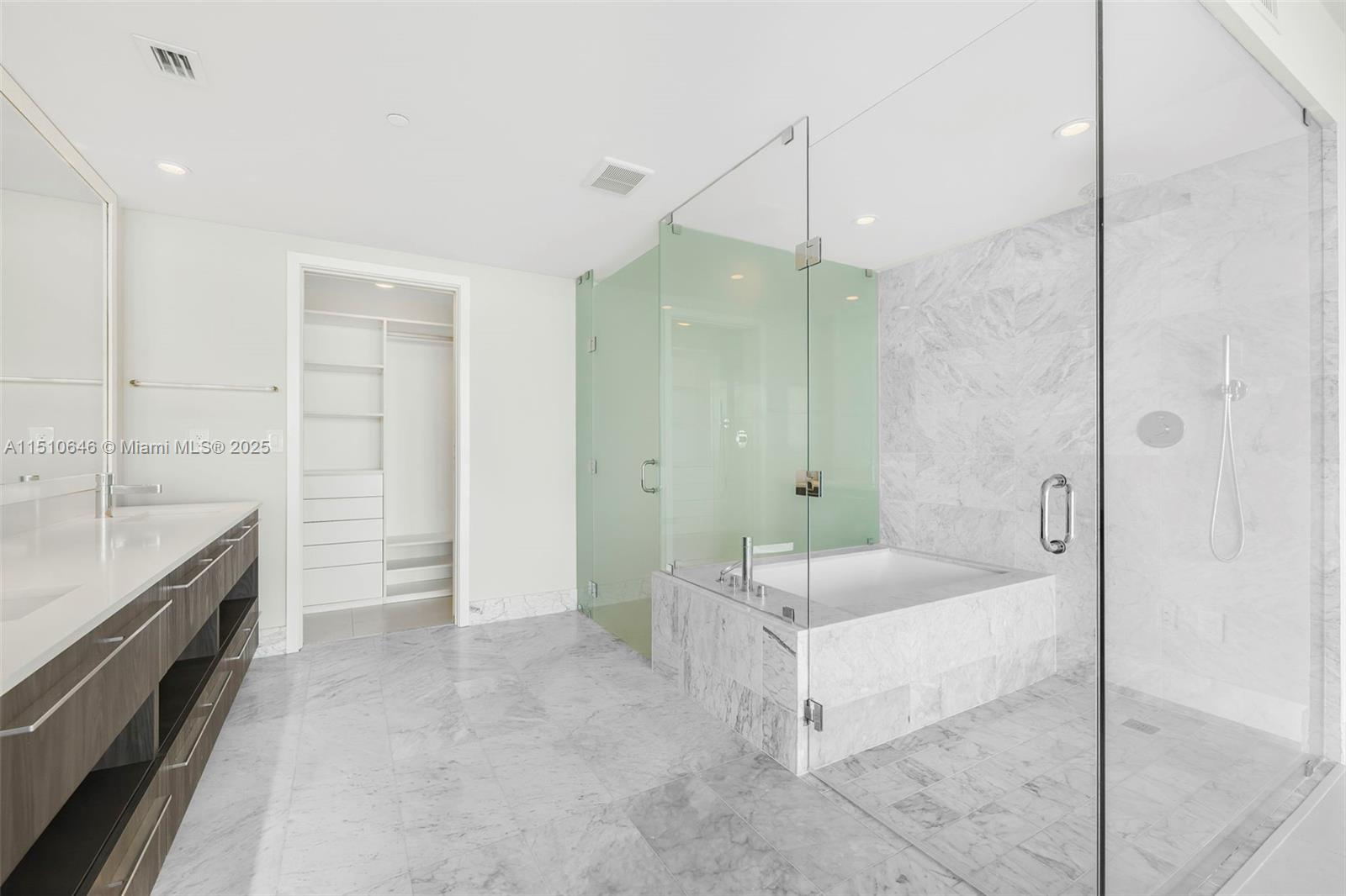 ONE PARAISO - Residential
