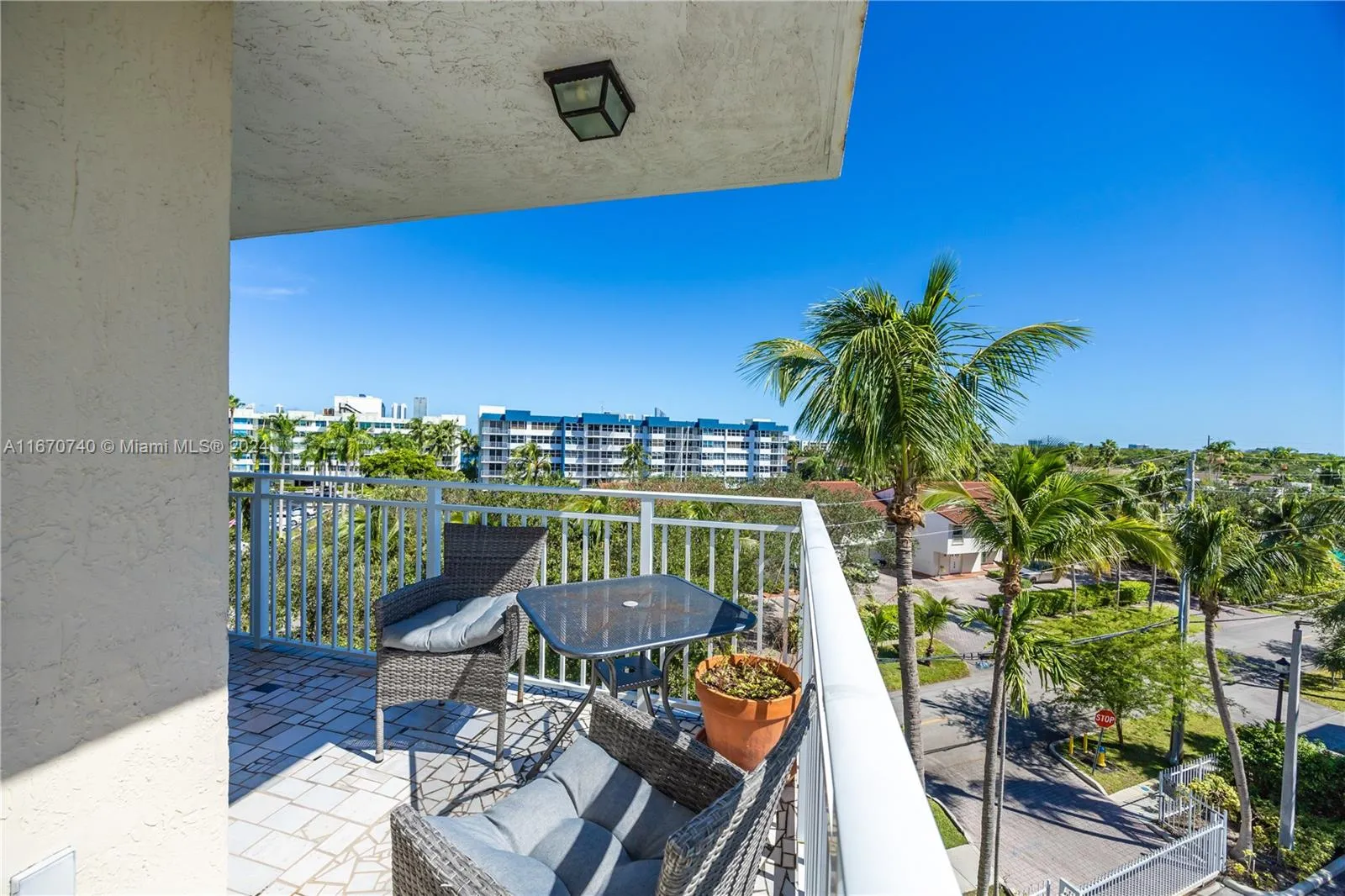 North Miami Beach, Florida 33160, United States, 2 Bedrooms Bedrooms, ,2 BathroomsBathrooms,Residential,Active,40804