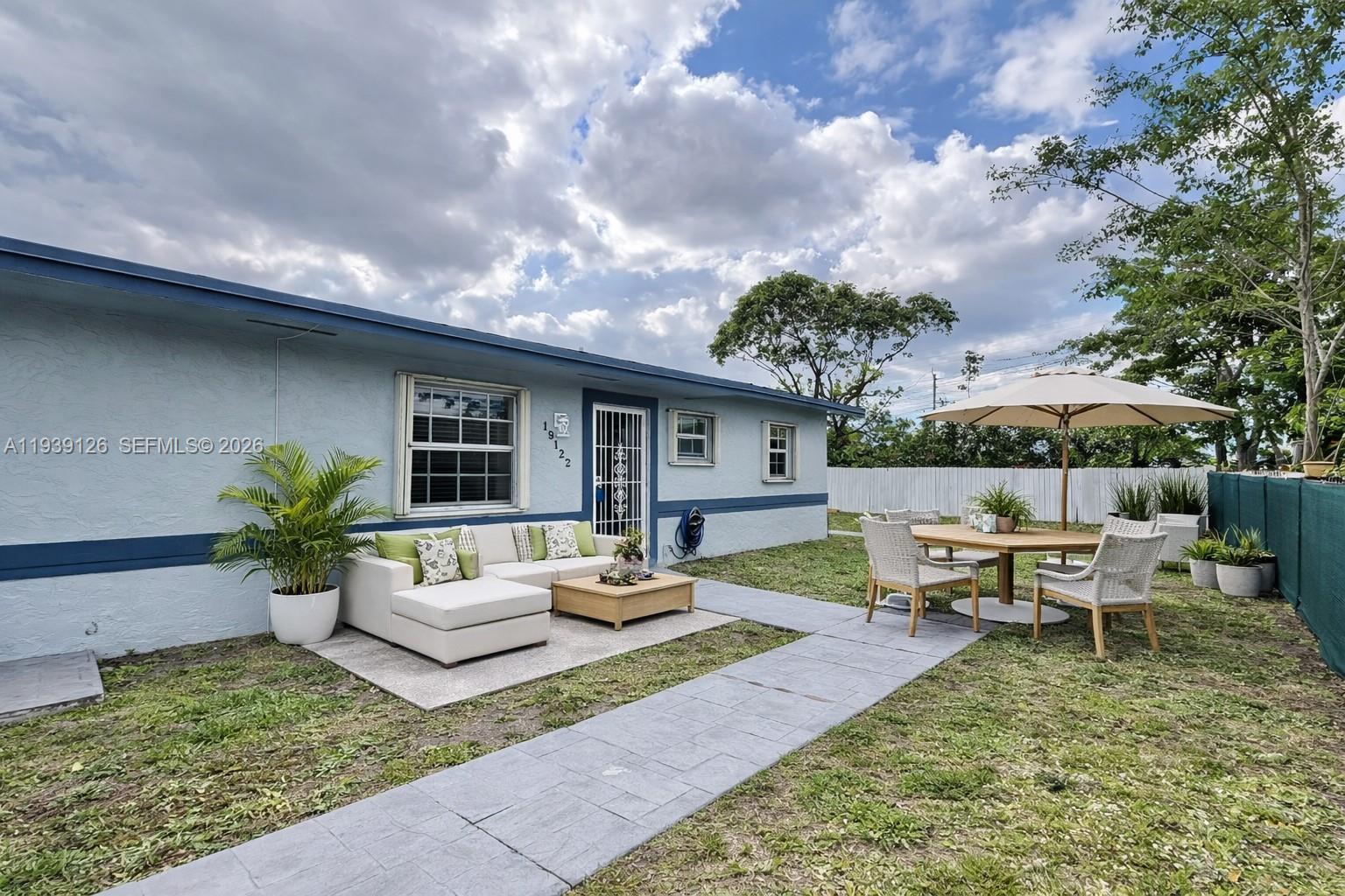 LOPEZ & GONZALEZ PLAZA - Residential Lease